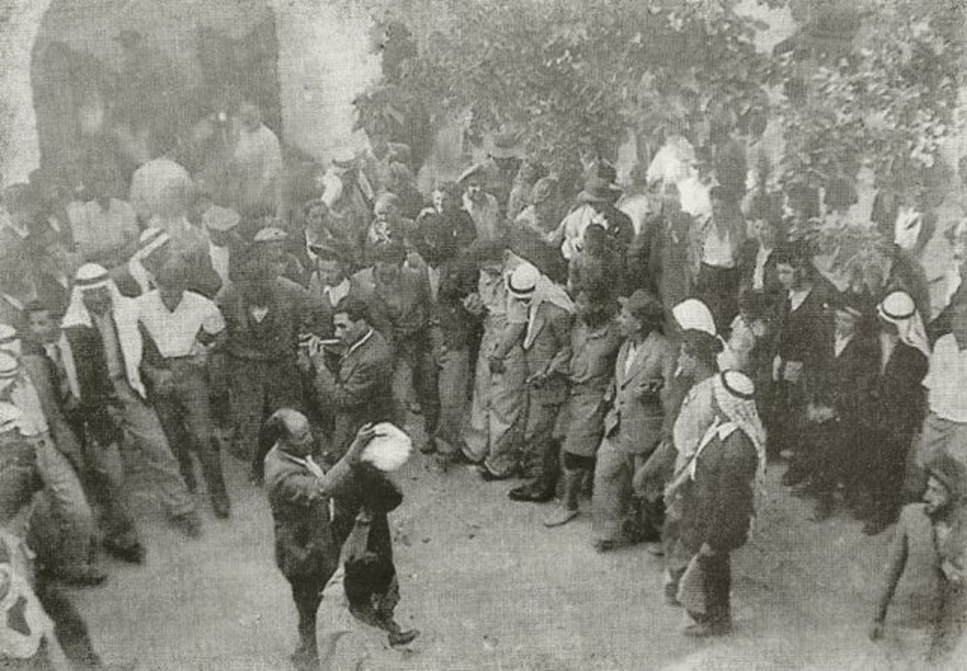 יהודים וערבים רוקדים יחד במירון (1920 בערך)