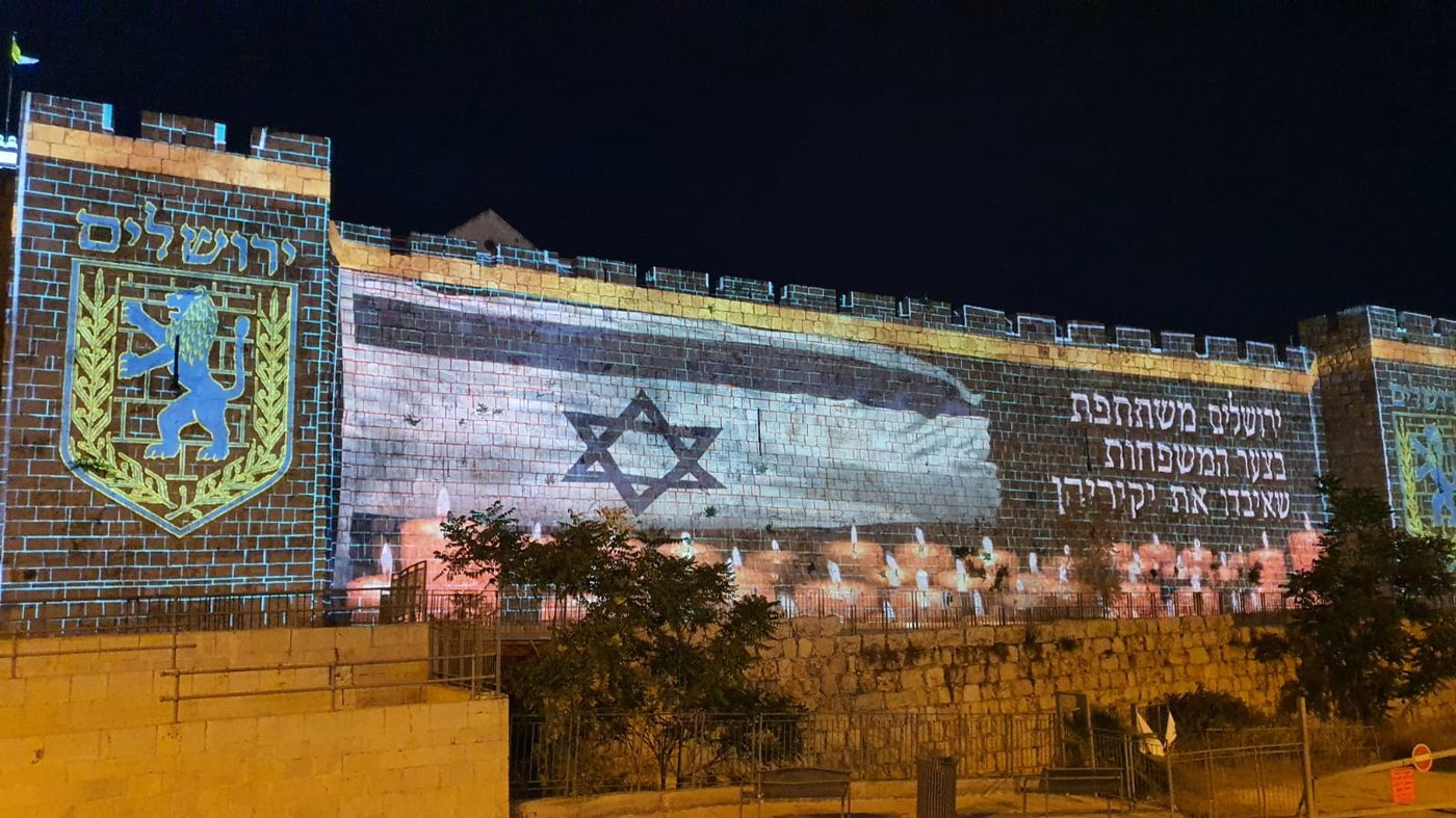 לאות הזדהות: חומות העיר העתיקה הוארו בדגל ישראל