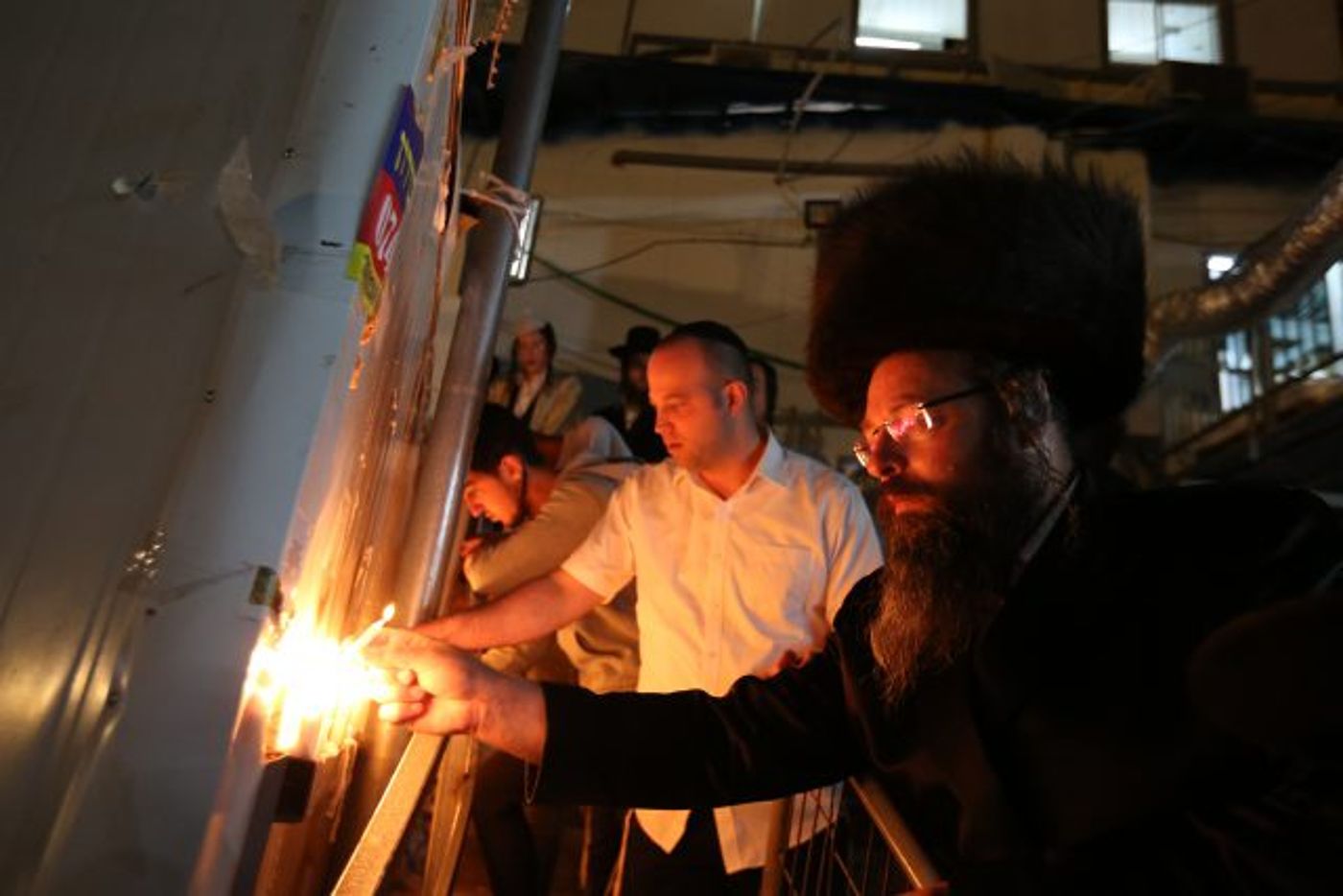 מדליקים נרות לזכר הנספים בזירת האסון בהר מירון