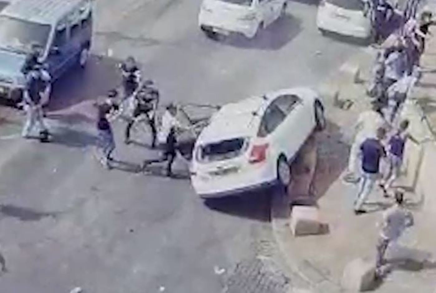 צפו: לינץ' בירושלים; רכב נרגם ומתנגש במדרכה