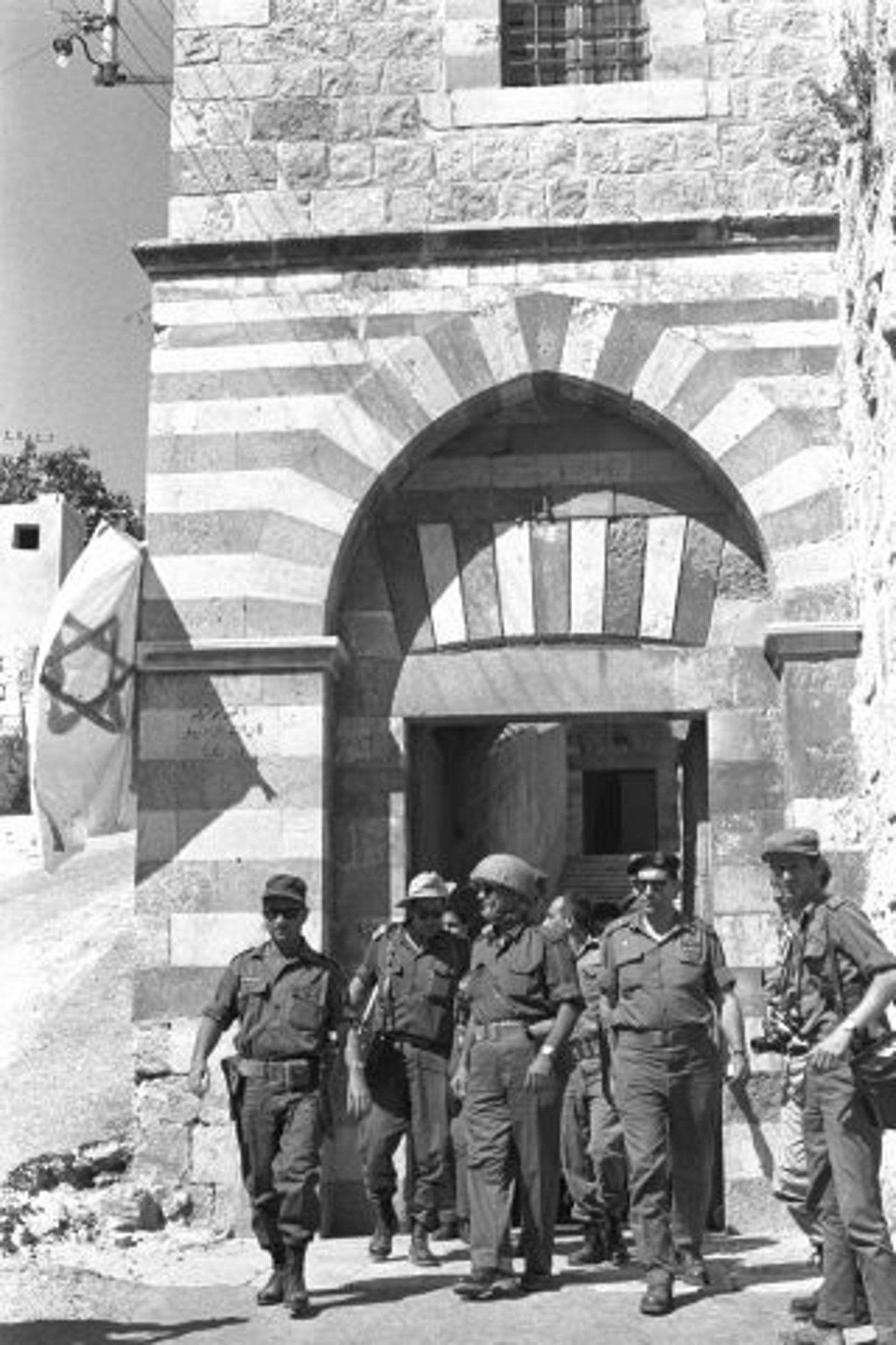 שר הביטחון דיין והאלוף פיקוד מרכז נרקיס ביציאה ממערת המכפלה