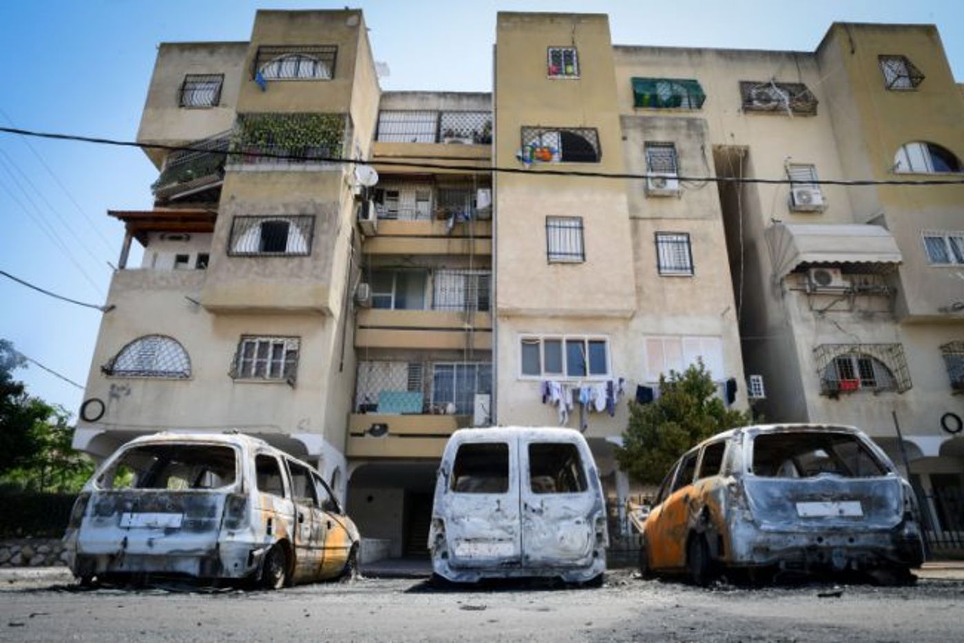 מימדי ההרס בפוגרום שביצעו ערבים ישראלים בלוד מתבררים בבוקר. עשרות כלי רכב הוצתו