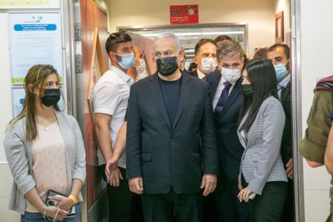 ראש הממשלה בנימין נתניהו מבקר את הישראלים שנפצעו מירי הרקטות למרכז הארץ (צילום יוסי אלוני, פלאש 90)