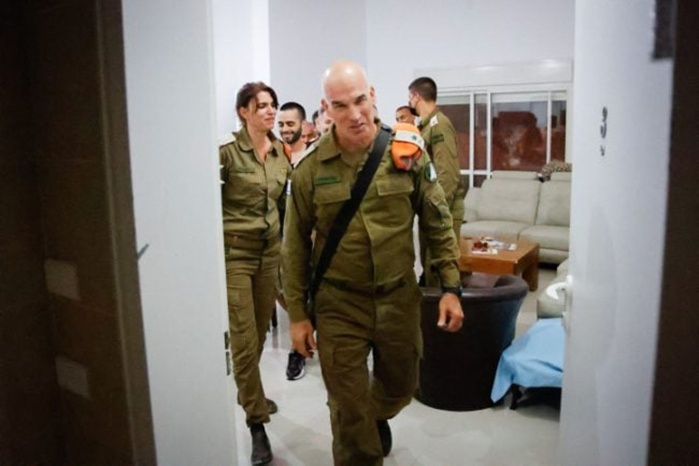 מפקד פיקוד העורף אורי גורדין מבקר בזירת פגיעת הרקטה בשדרות