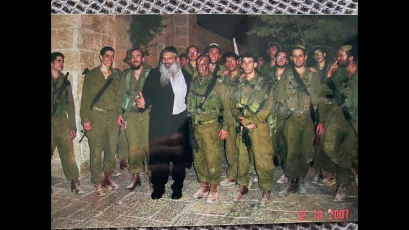 הרב משה צרפתי עם לוחמים