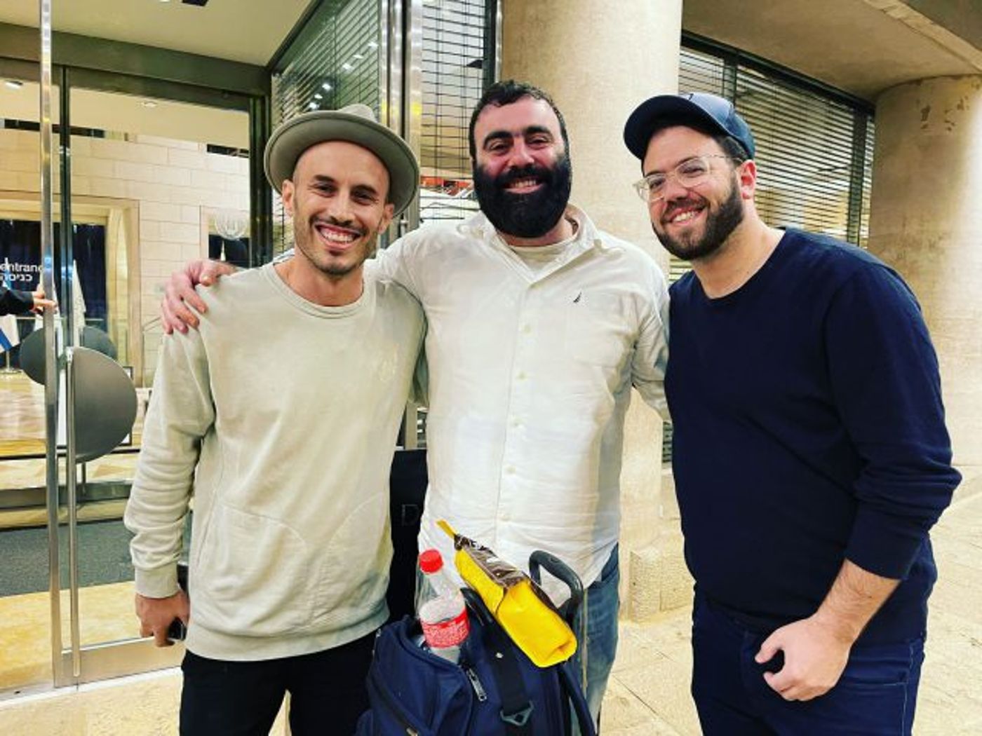 עדי הראיה, מימין: אברהם זאמיסט ומנדי ליפסקר מפיקים מוזיקאלים מארה"ב יחד עם גושן.