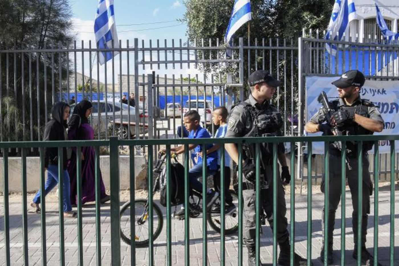 שוטרי מג"ב מאבטחים בכניסה לבית-ספר בעיר