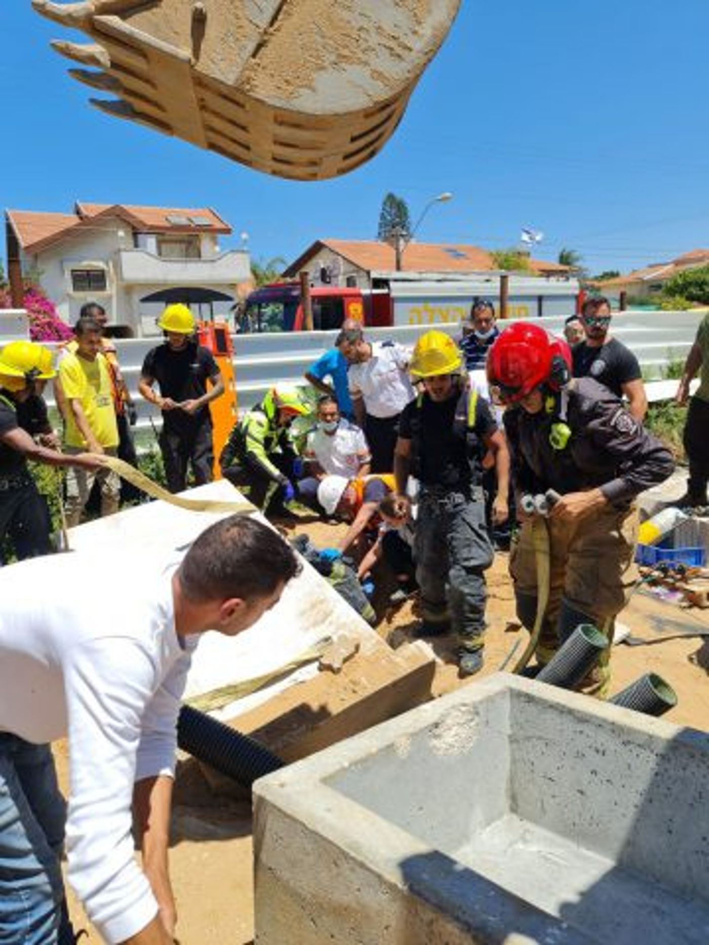 ארון ציוד מבטון ובטונדה נפלו על שני פועלים ביבנה