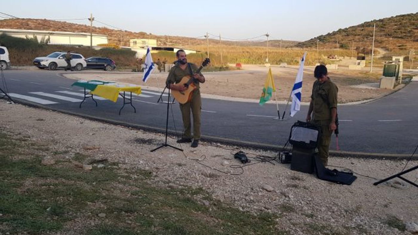 עקיבא מופיע מול החברים למילואים
