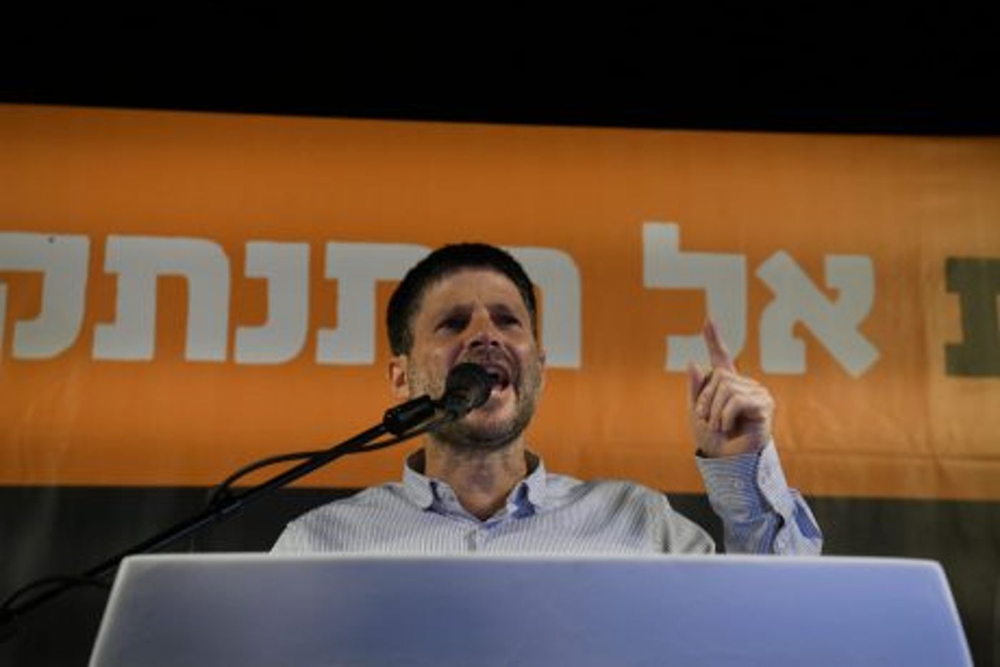 אלפי מפגינים מול ביתה של שקד: "אל תלכי נגד ישראל"
