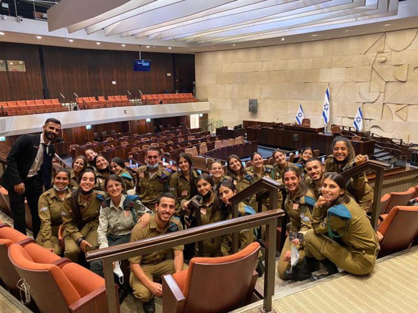 פסנתרנית על מדים: המ"כית מנגנת בכנסת | צפו