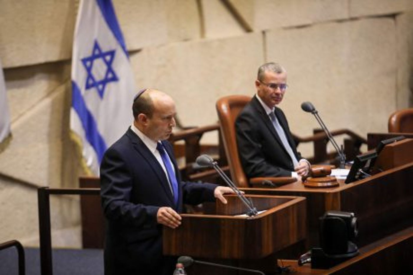 בנט: "גאה לשבת עם אנשים עם דעות שונות"