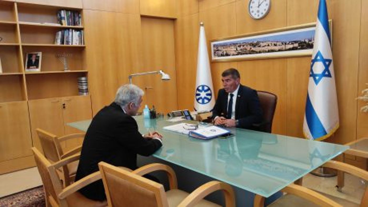 לפיד בפגישה עם השר היוצא אשכנזי