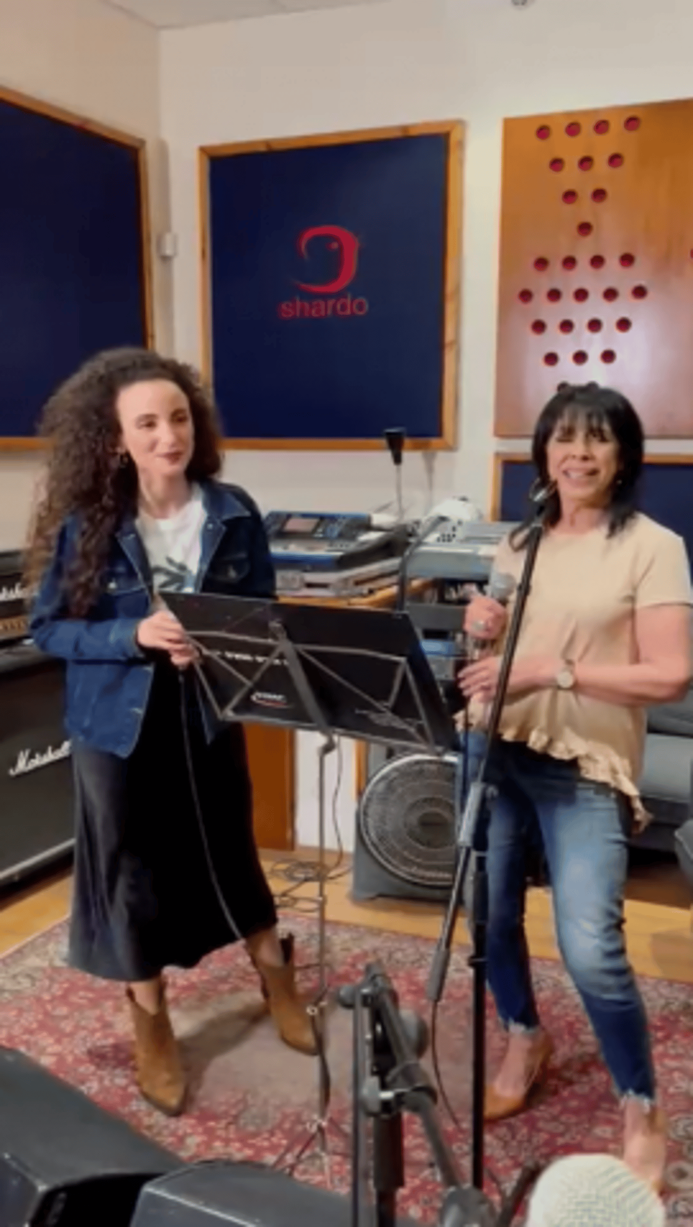 יובל דיין וגלי עטרי בחדר החזרות