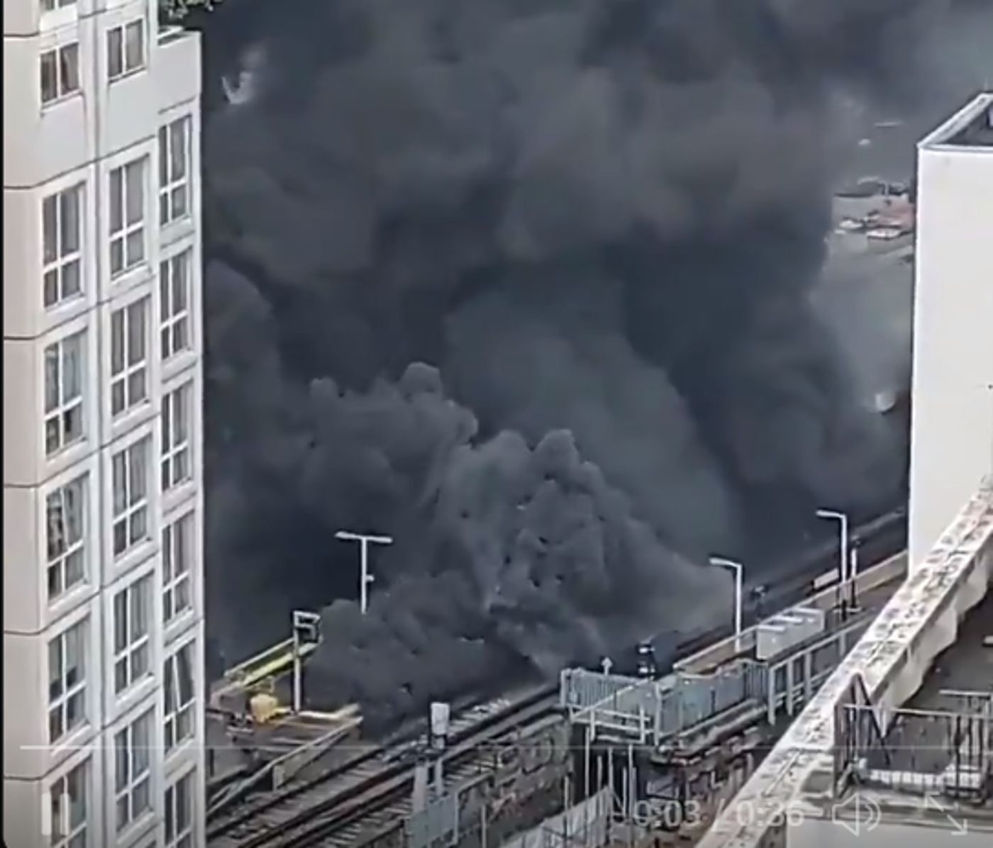 פיצוץ עז בתחנת רכבת בלונדון, שריפה ועשן במקום