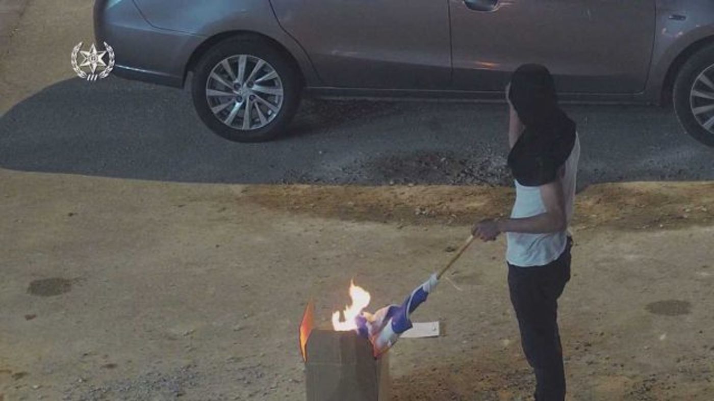 תיעוד: ערבים מציתים בדגל ישראל תחנת משטרה