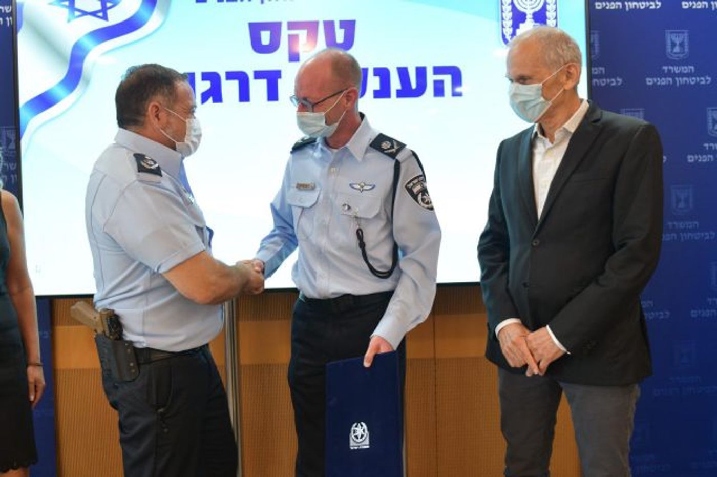 השר לביטחון פנים, יחד עם המפכ"ל, בעת הענקת הדרגות