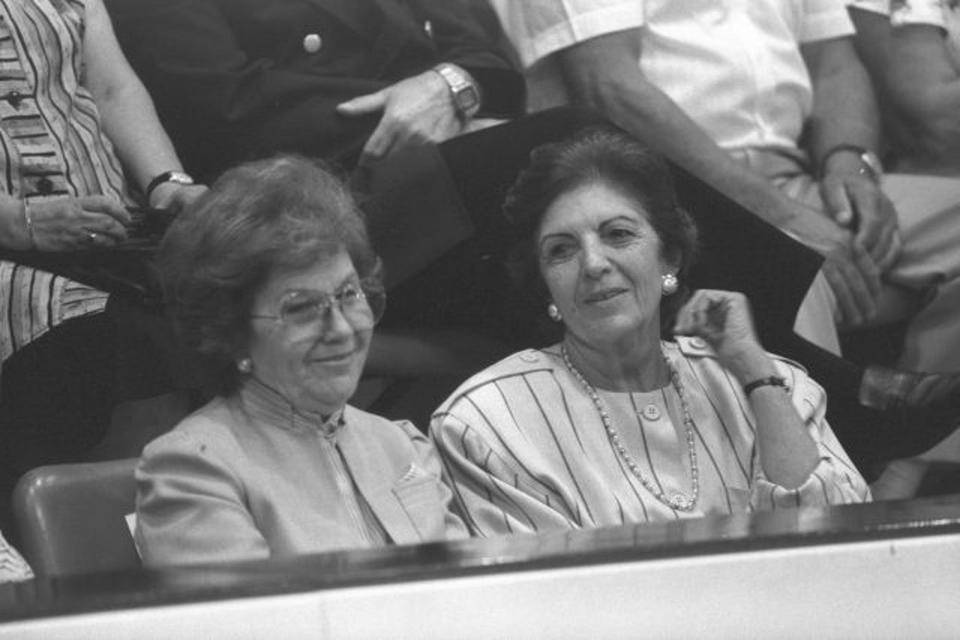 שולמית שמיר וסוניה פרס במליאת הכנסת 1986 (סער יעקב לע"ם)