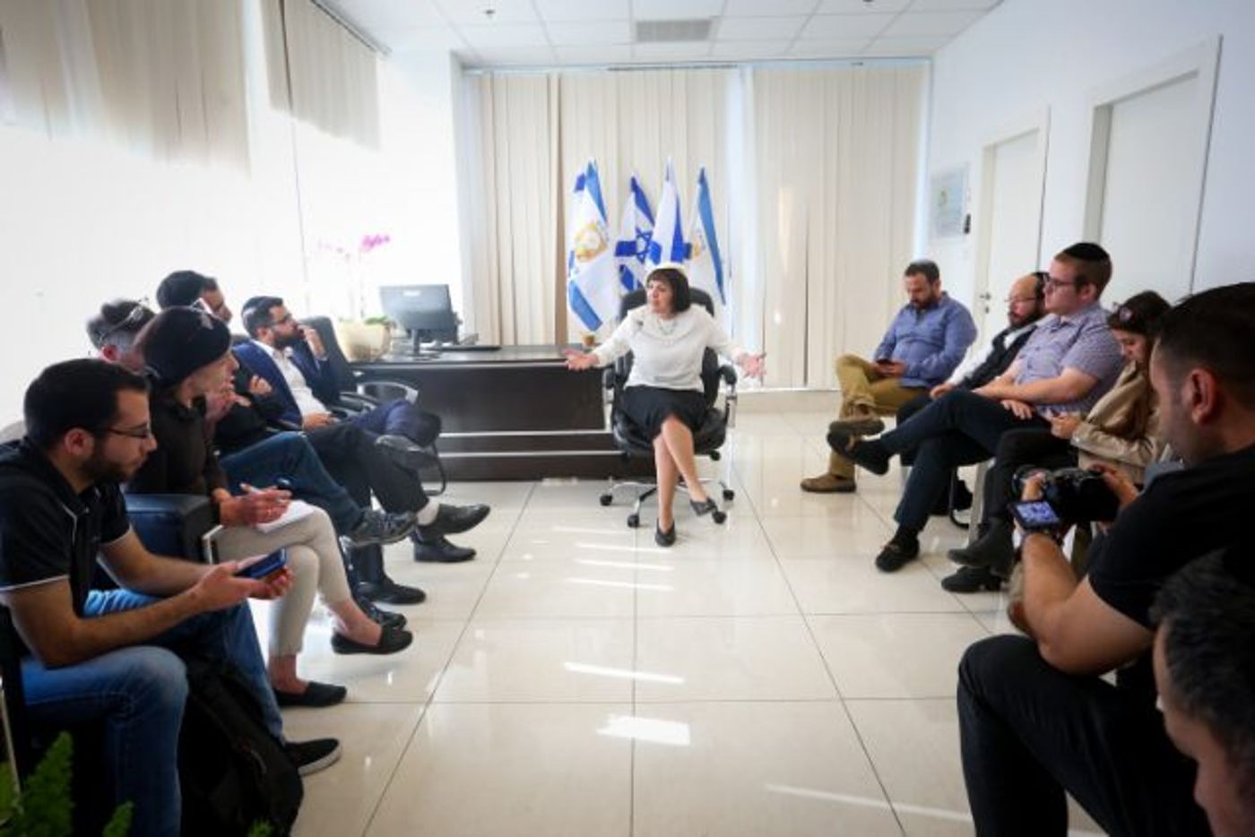בלוך בישיבת מועצה גדולה ומגובשת יותר