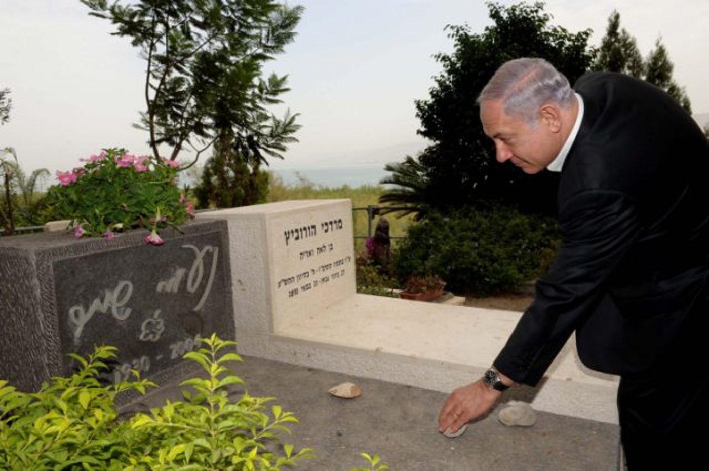 בנימין נתניהו עולה לבקרה של נעמי שמר, בעת שהיה ראש ממשלת ישראל