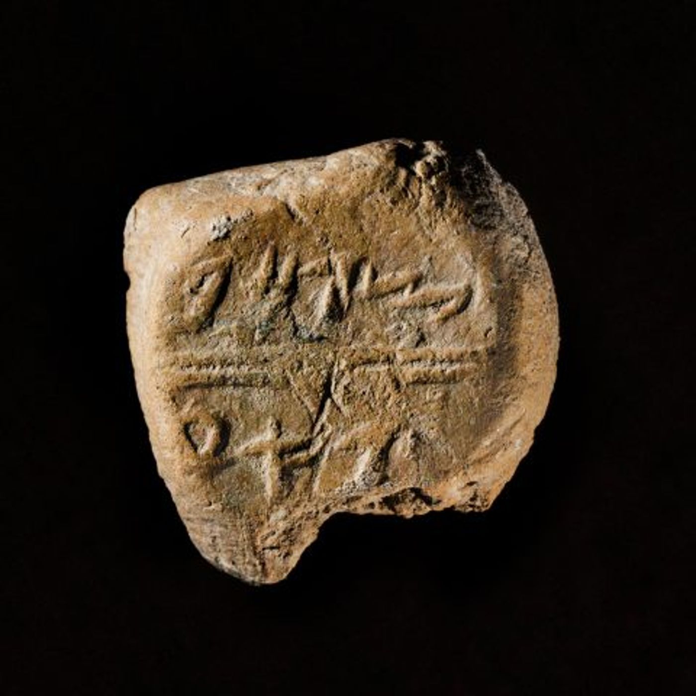 טביעת חותם נושאת את השם צפן בכתב עברי קדום (קובי הראתי ארכיון עיר דוד)