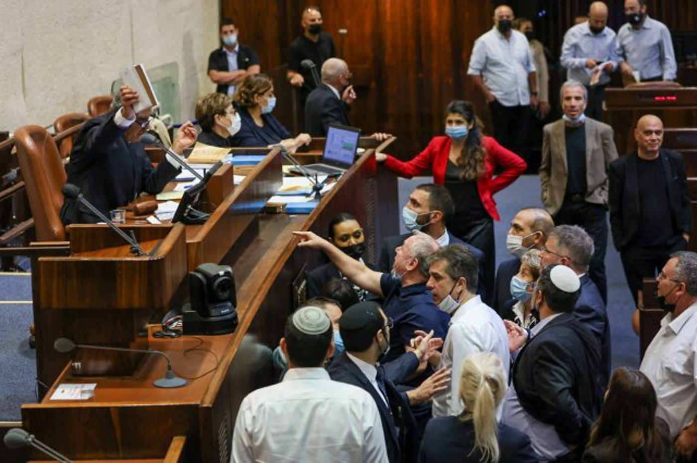 דרמה בכנסת: מיקי לוי הצביע נגד; חוק הדיינים נפל