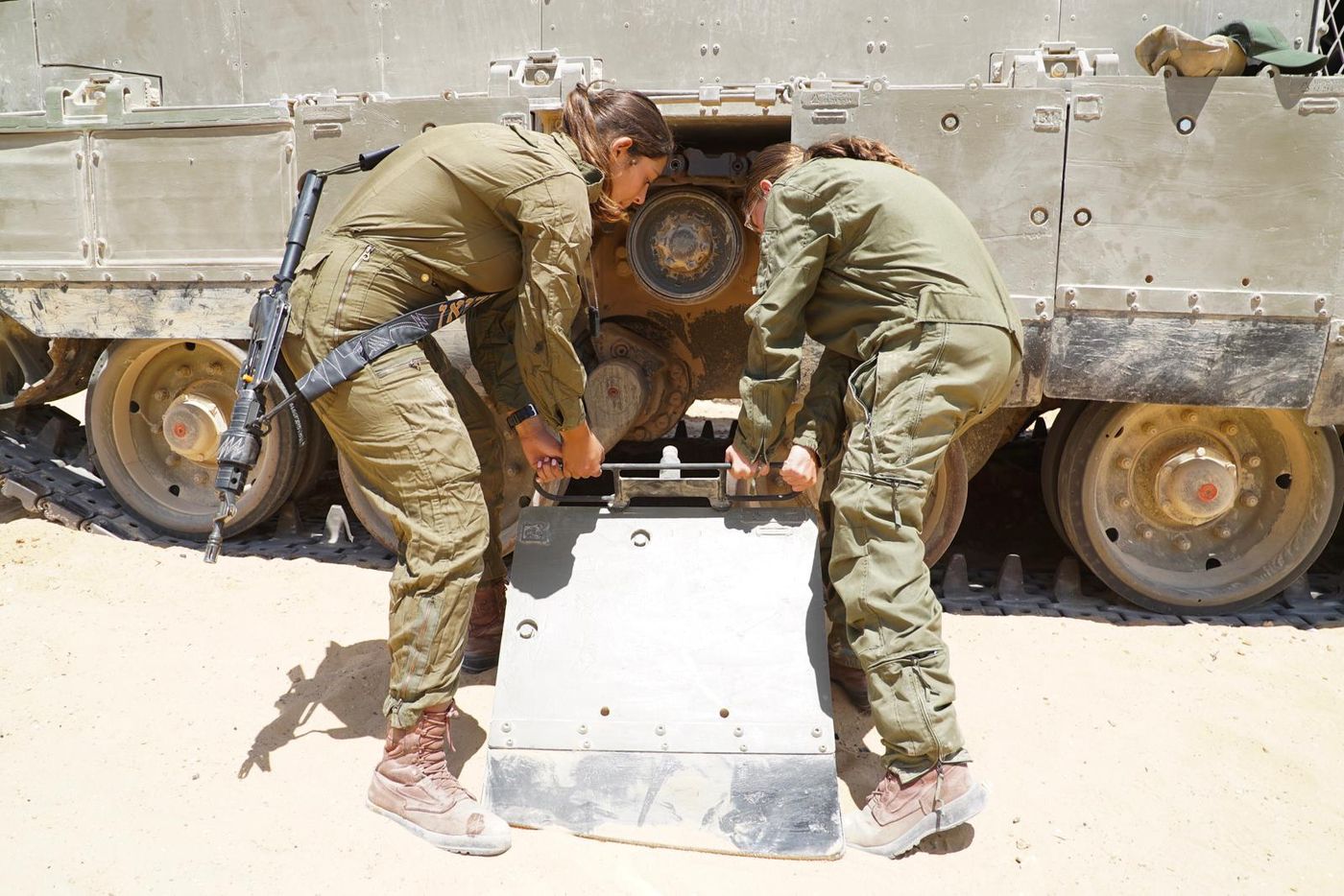לוחמות הטנקים החלו לפעול בגבול מצרים. תיעוד
