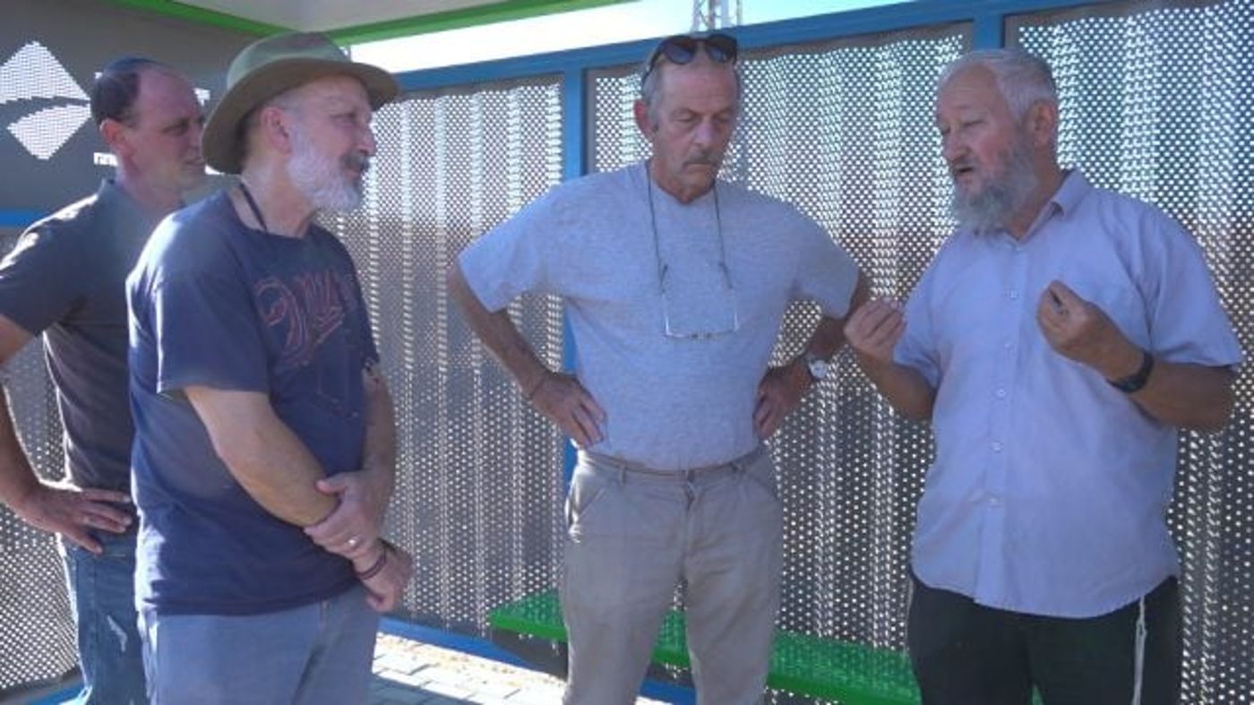 תושב גוש קטיף במפגש עם הקיבוצניקים שהפגינו נגדו