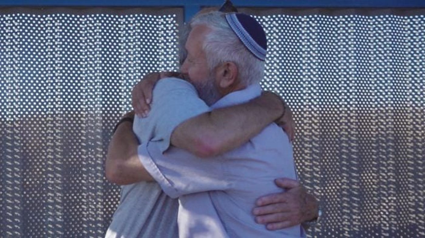 תושב גוש קטיף במפגש עם הקיבוצניקים שהפגינו נגדו