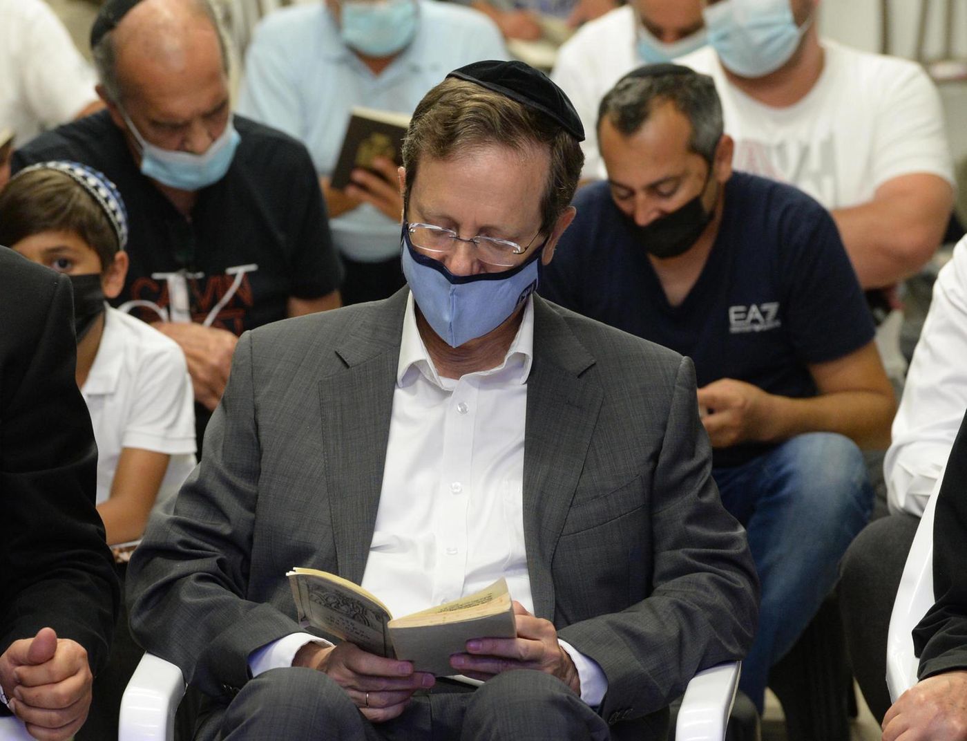 הנשיא השתתף בקריאת איכה בבית כנסת באשקלון