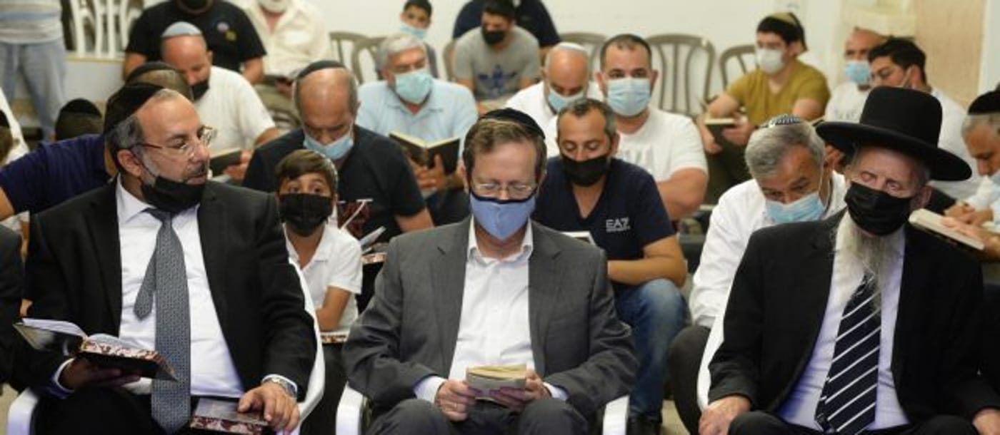הנשיא השתתף בקריאת איכה בבית כנסת באשקלון