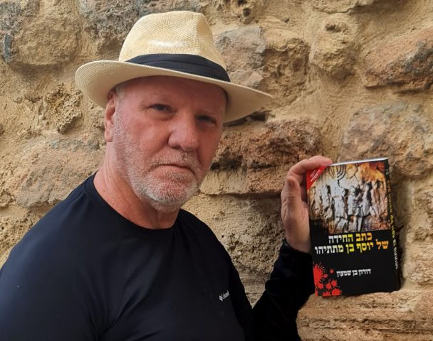 דורון בן שמעון עם ספרו (קרדיט: צילום פרטי)