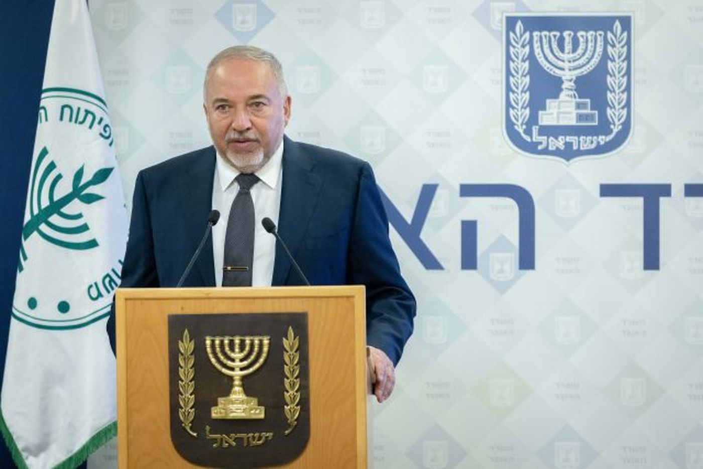 מיכאלי נשארת בחו"ל, האם זה ישפיע על התקציב?