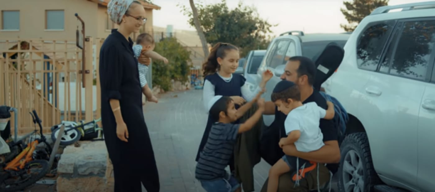 עקיבא עם אישתו וילדיו בקליפ "שלום בבית"