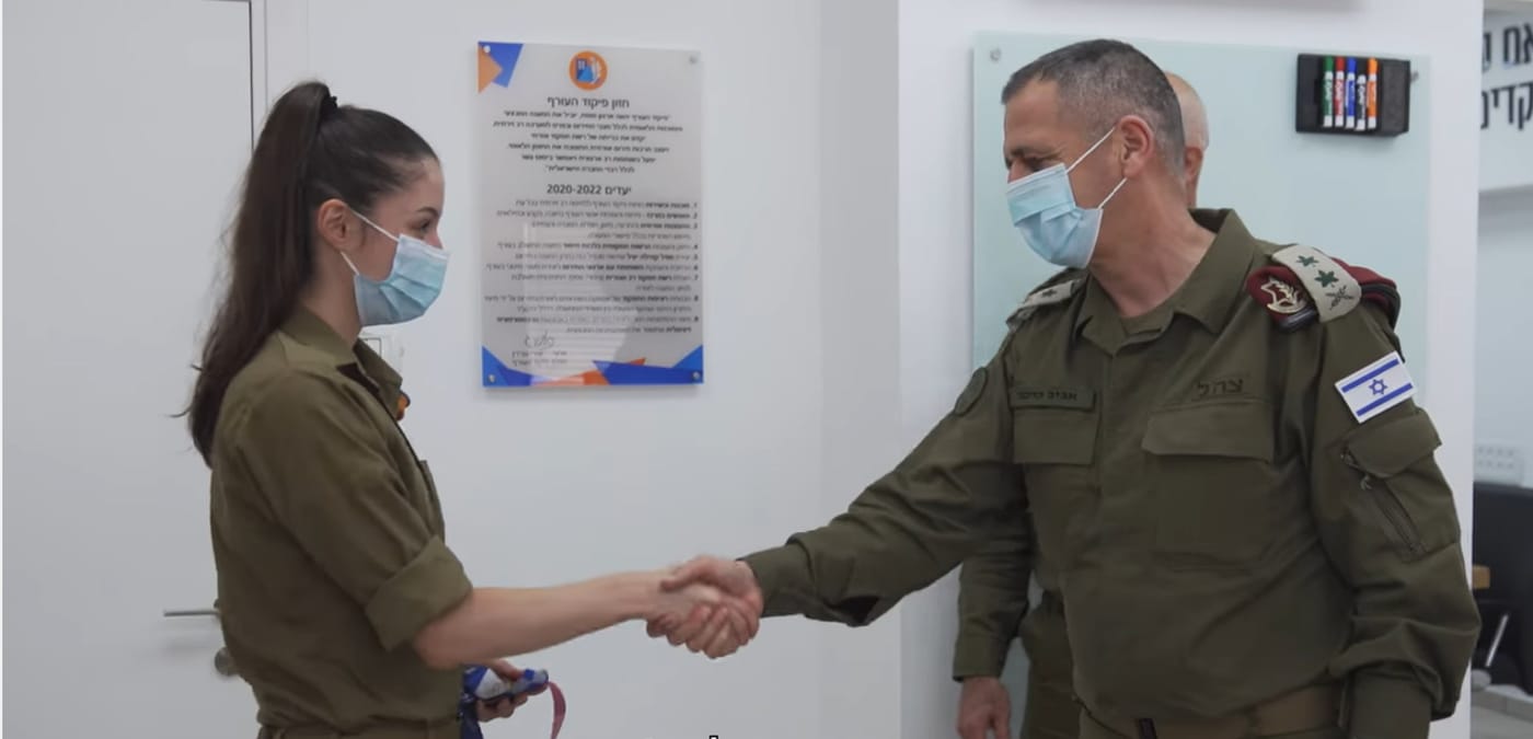 צפו: זוכת המדליה אבישג סמברג נפגשה עם הרמטכ"ל