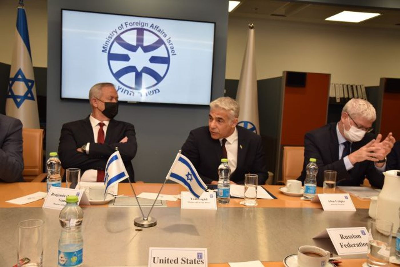 לפיד וגנץ חשפו את הבכיר האיראני האחראי לתקיפה