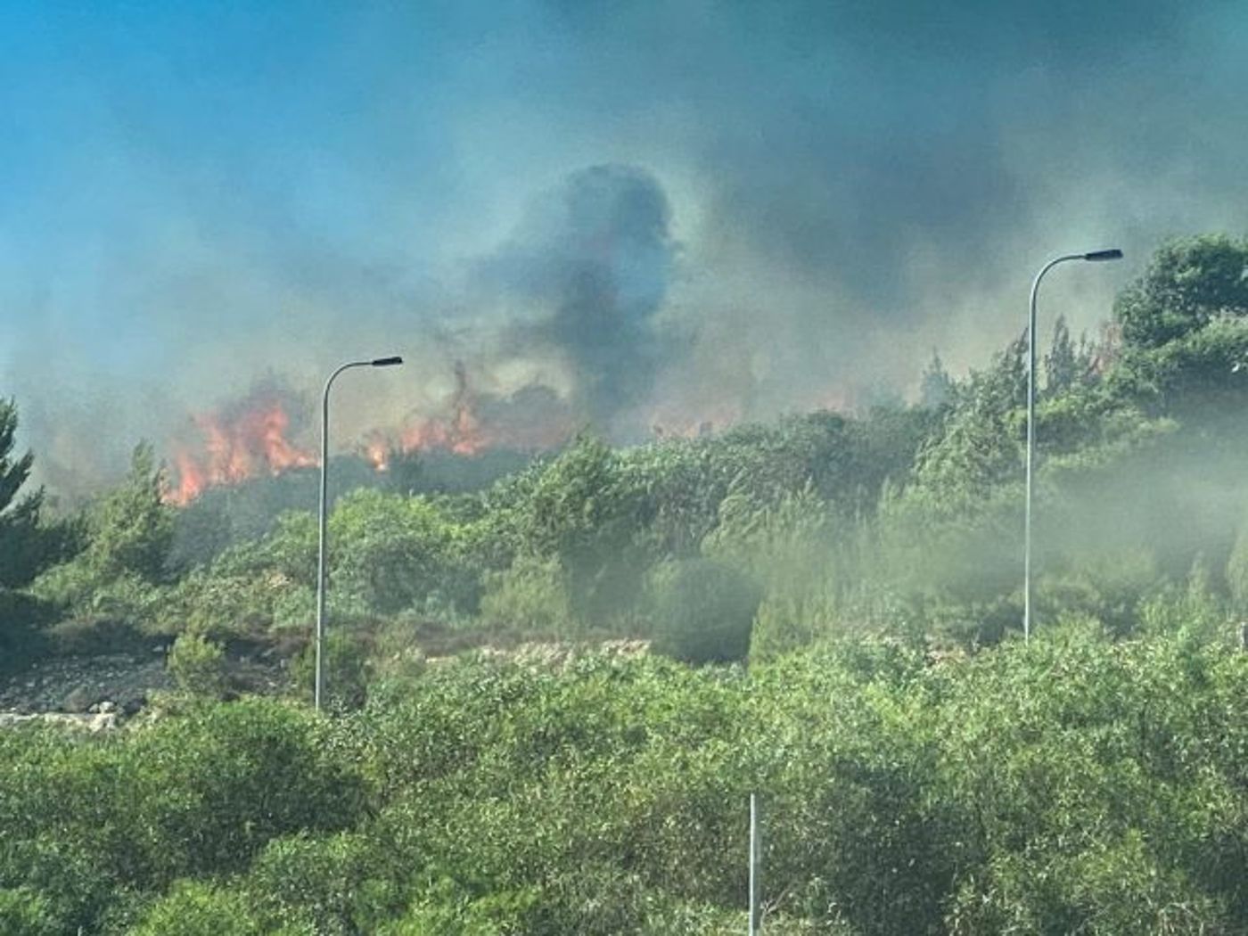 שריפת ענק מאיימת על היישוב בית אל. צפו בתיעוד