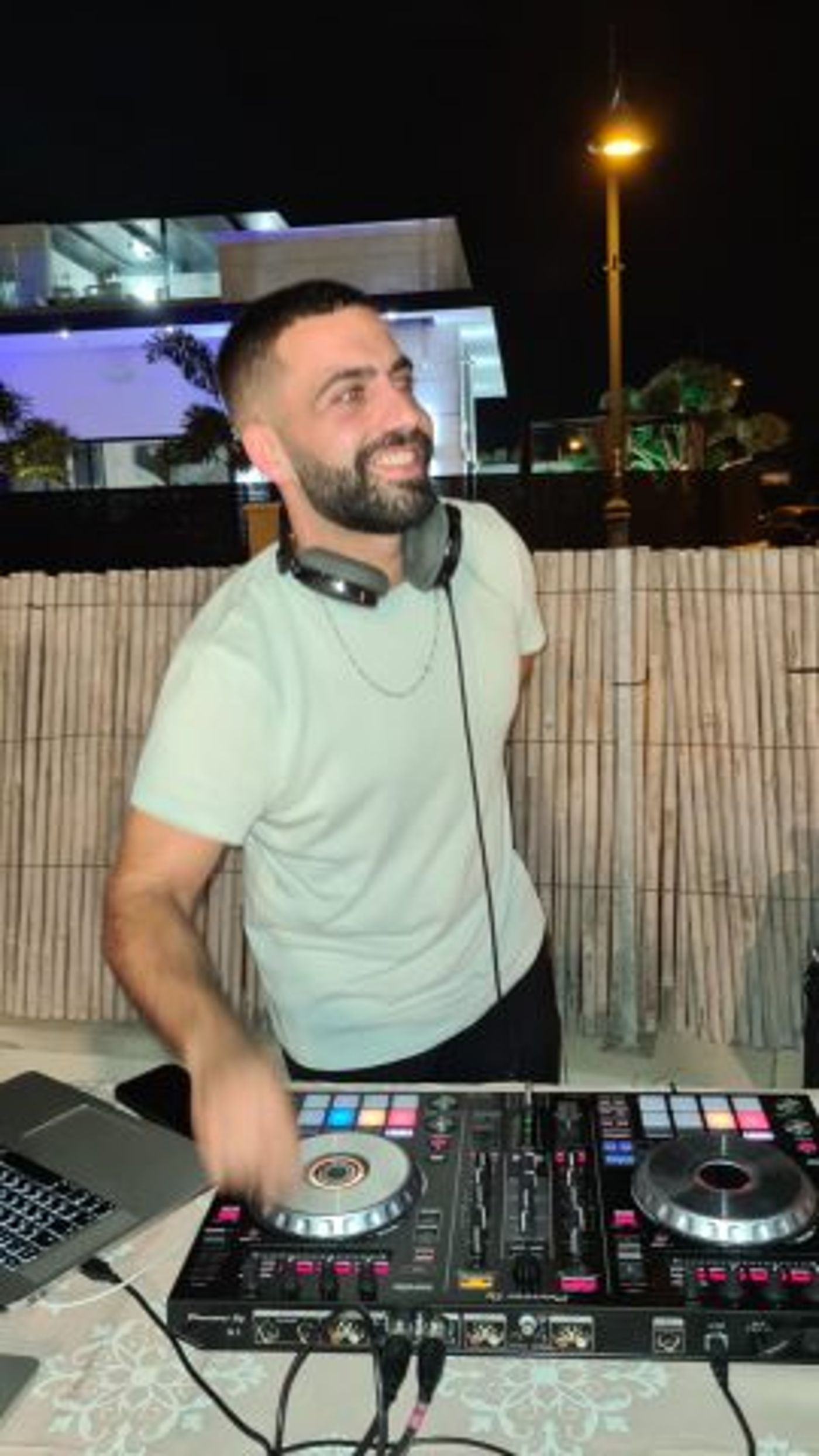 אליעד נחום על עמדת הDJ