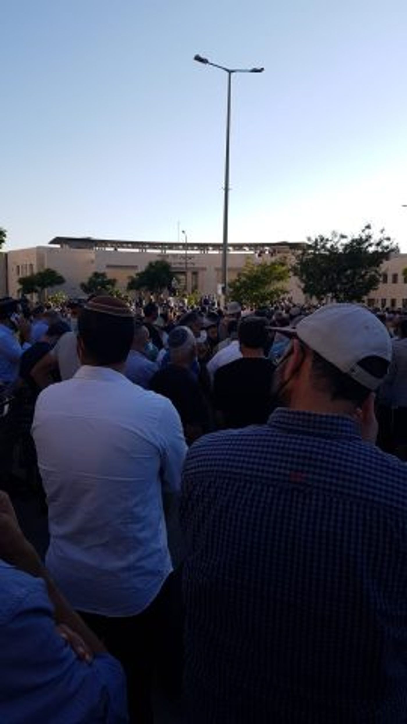 אלפים בהלווית הרב יהושע צוקרמן