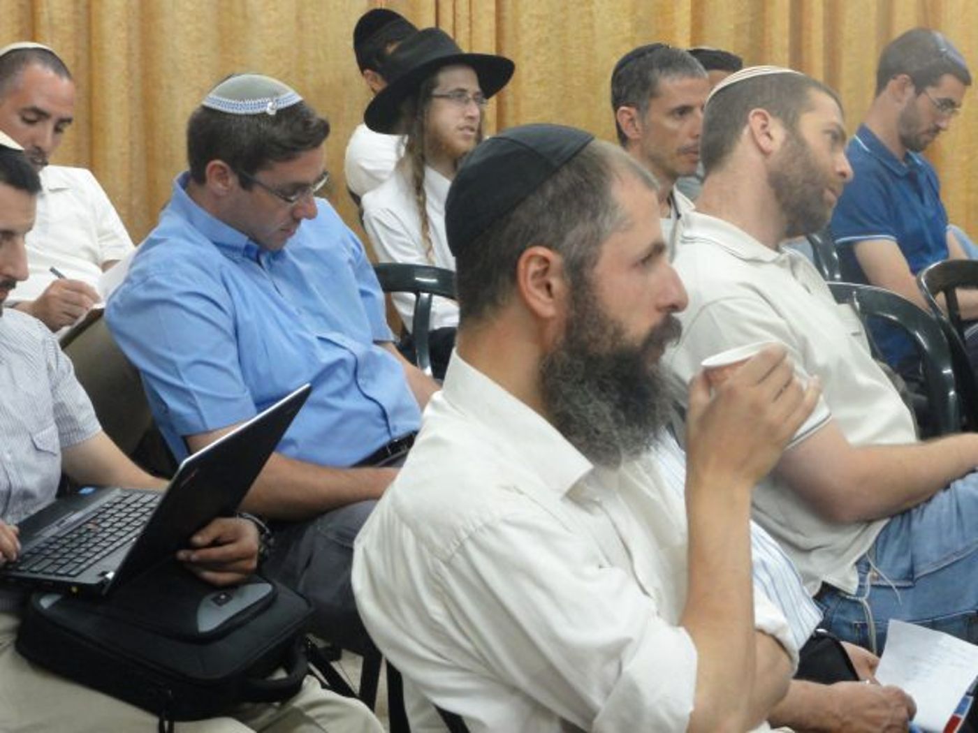 70% סרוגים, 10% חילונים. משתתפים בשיעור בתורת הנפש