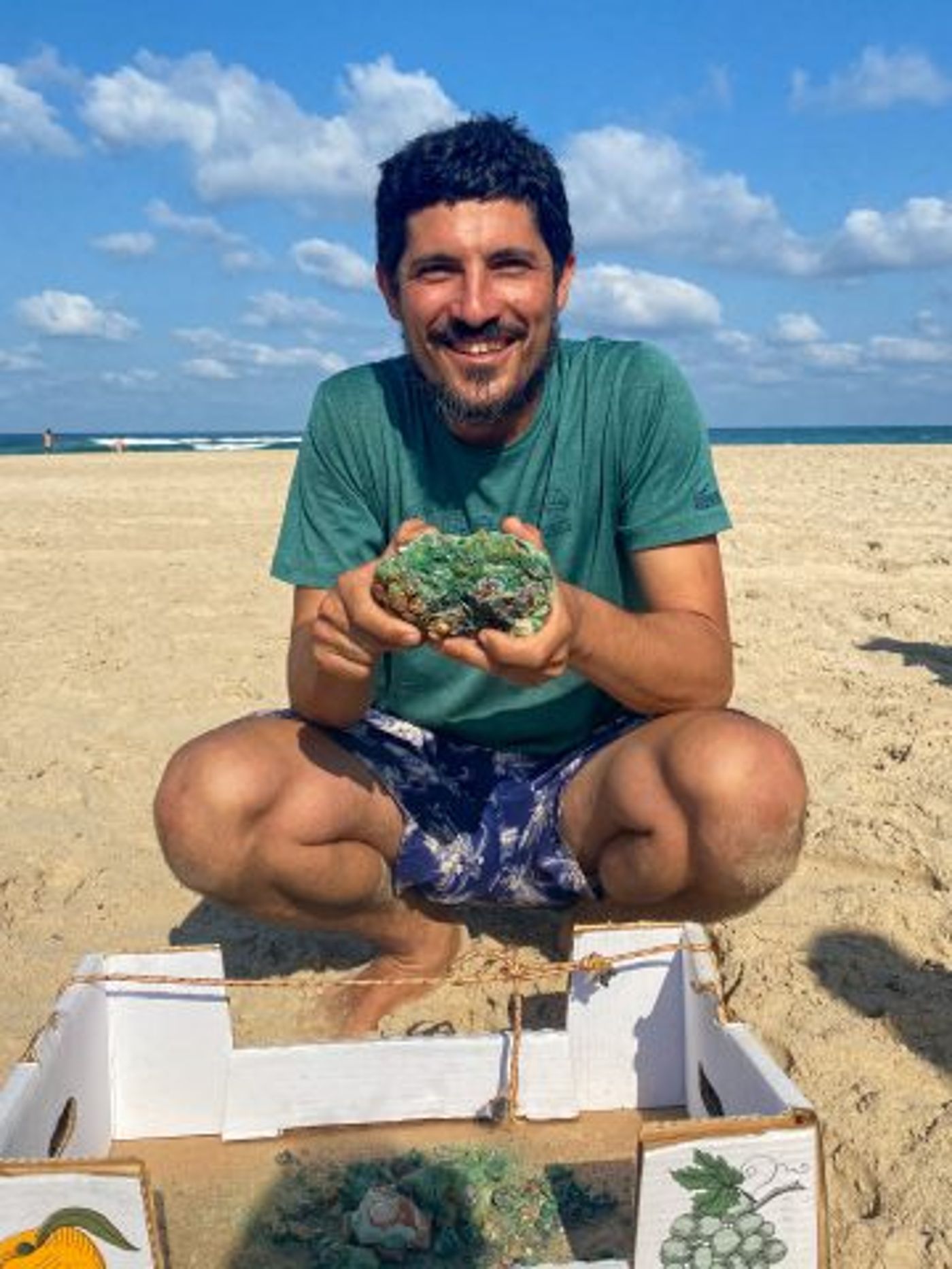 יותם דהן עם המטמון שמצא (אופיר חייט)