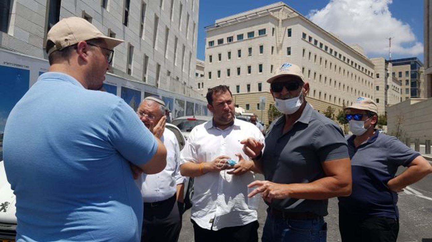 ראשי מועצת יש"ע מול לשכת רה"מ: חציית קו אדום
