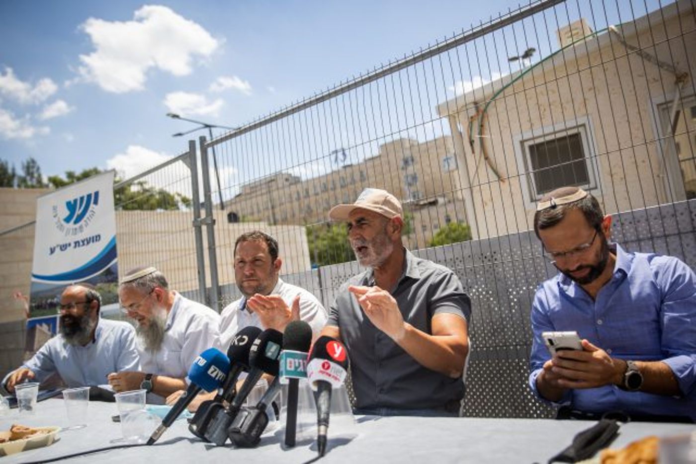 מאחורי הגב של מרצ? בנט נפגש עם ראשי מועצת יש"ע