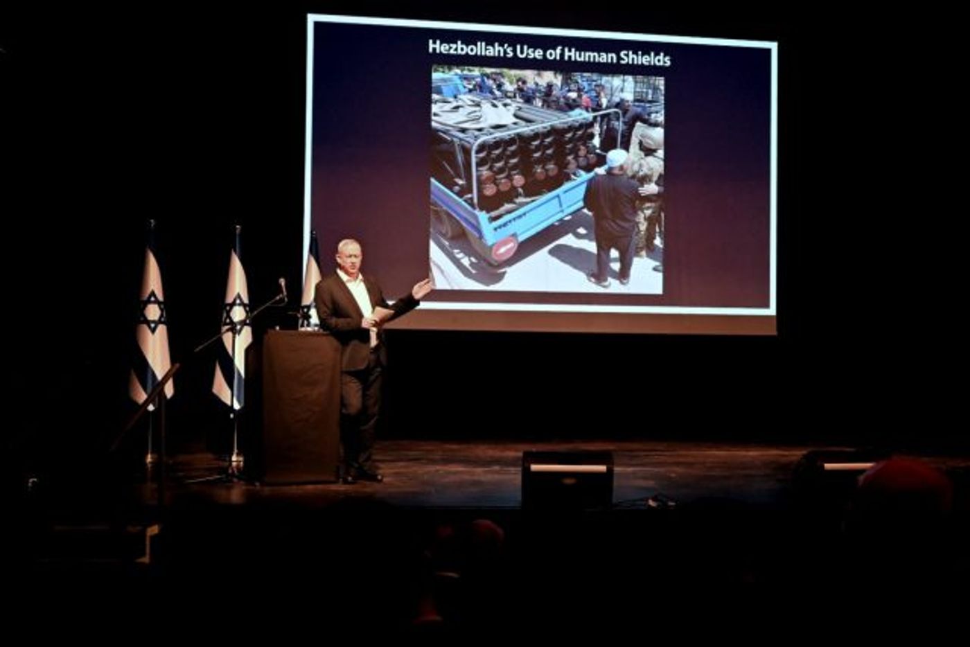 גנץ עם תיעוד של הרקטות שירו לקרית שמונה (אריאל חרמוני, משרד הביטחון)