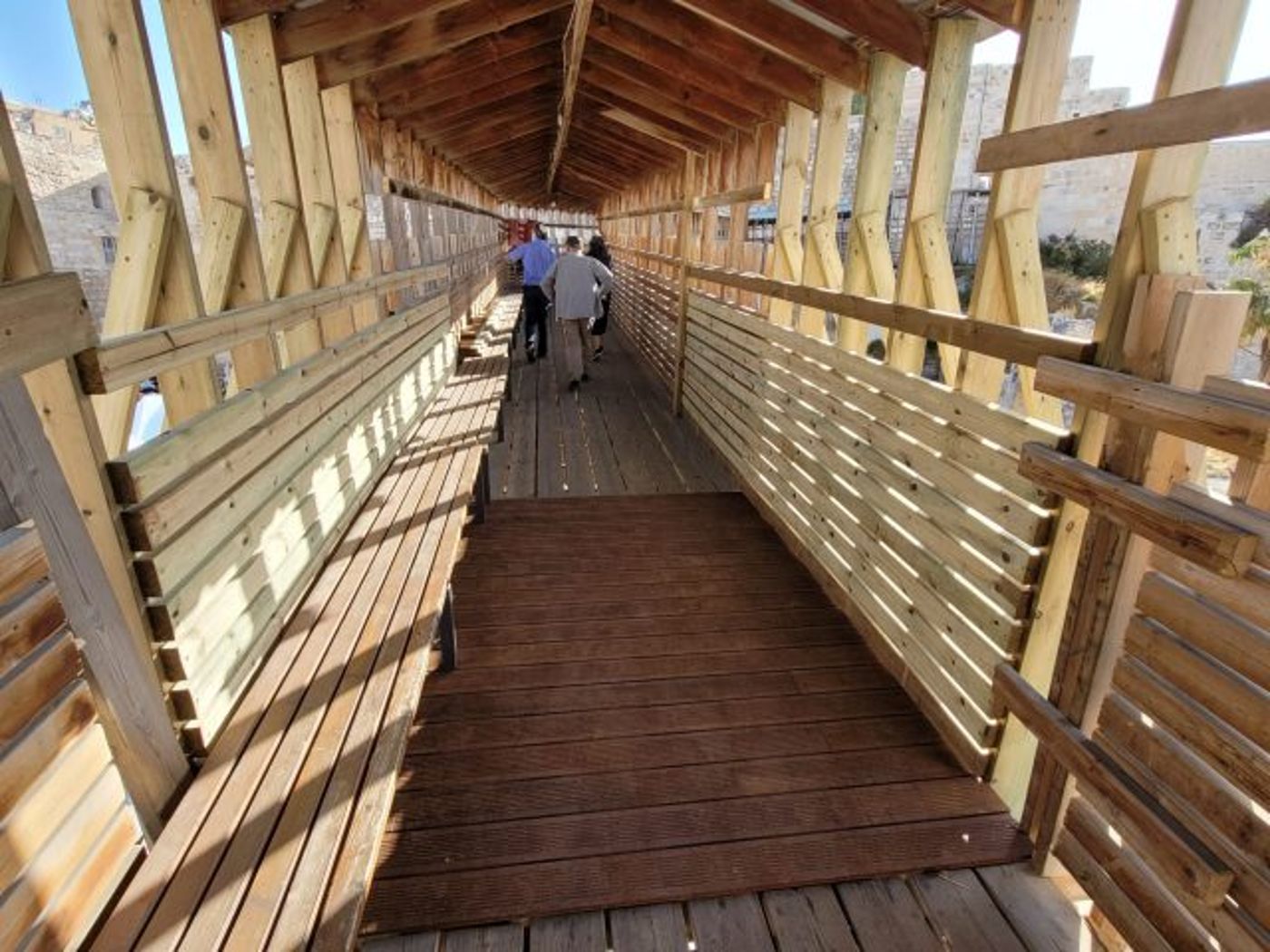 תיעוד: החלו העבודות לחיזוק הגשר להר הבית