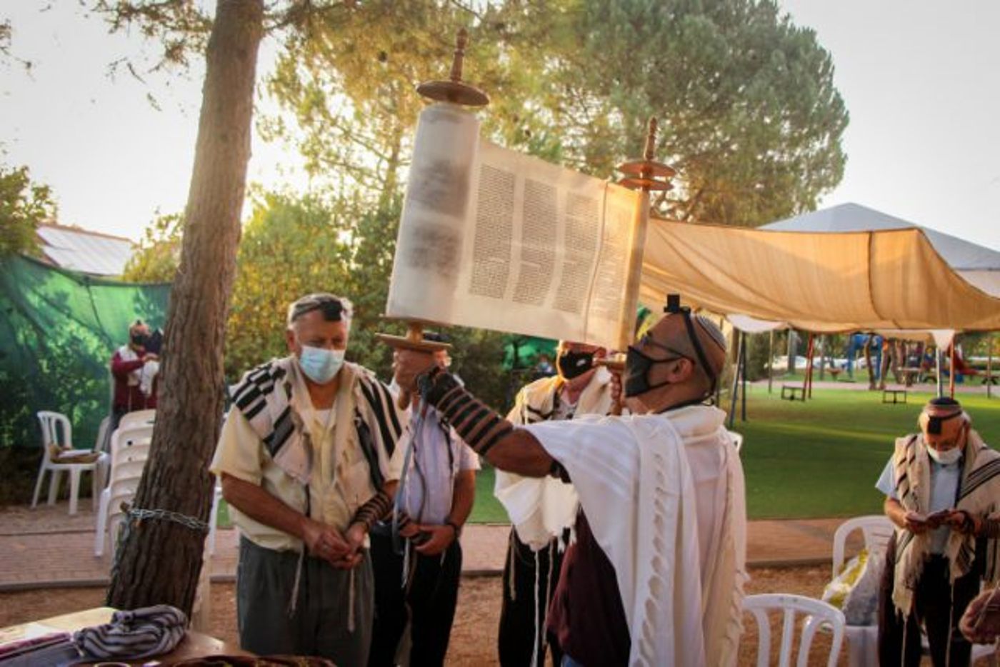 "אין הגבלה על התפילות. ממליץ להתפלל בחוץ"