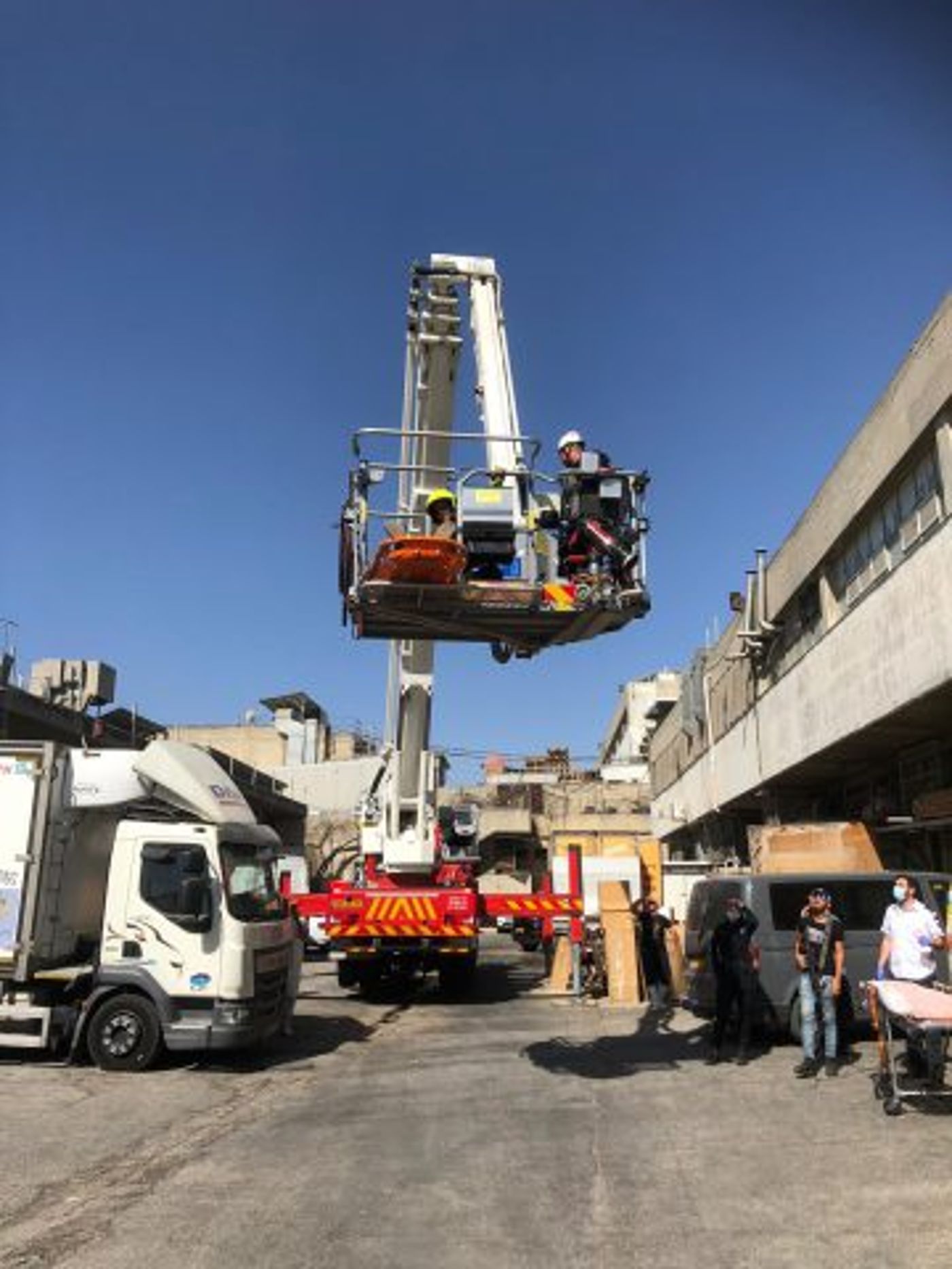 אדם נפל מגג מפעל בירושלים