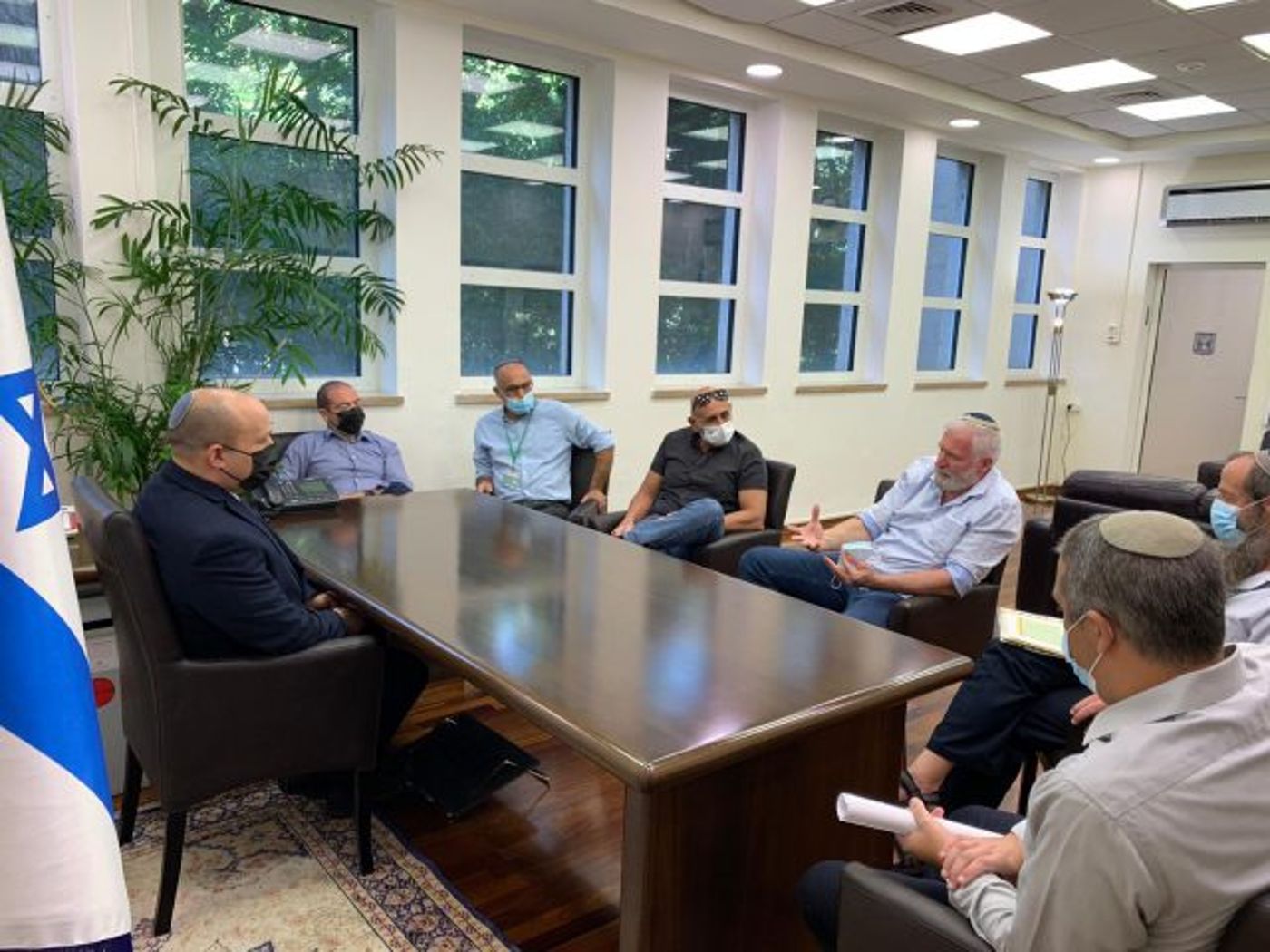 מאחורי הגב של מרצ? בנט נפגש עם ראשי מועצת יש"ע