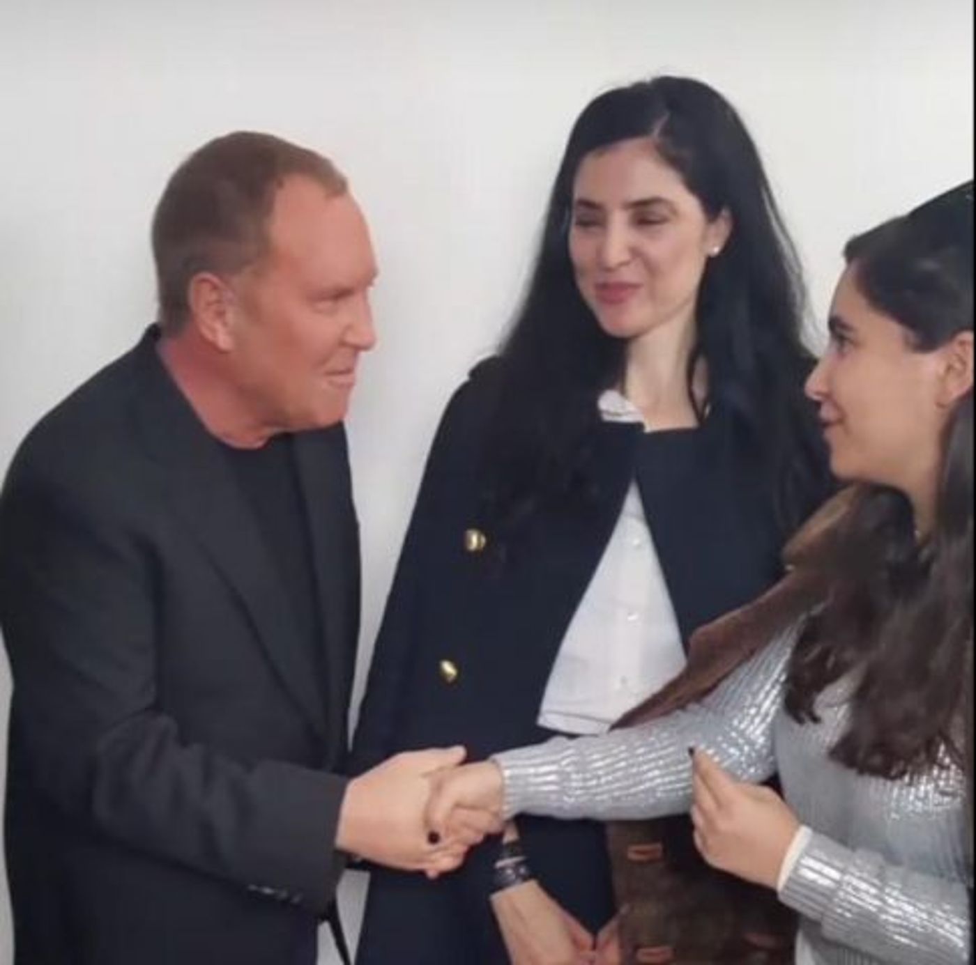 עינת בן משה לוחצת את ידו של מייקל קורס