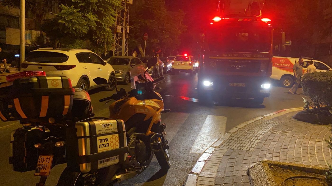 שריפה בדירה בפ"ת: ילד בן 12 פונה במצב אנוש